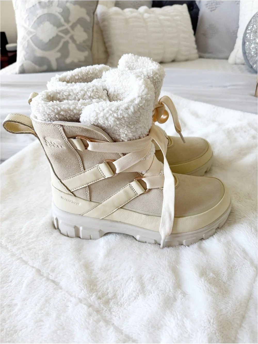 SOREL Tivoli V Resort Waterproof fleece lined boots in cream size 9.5
